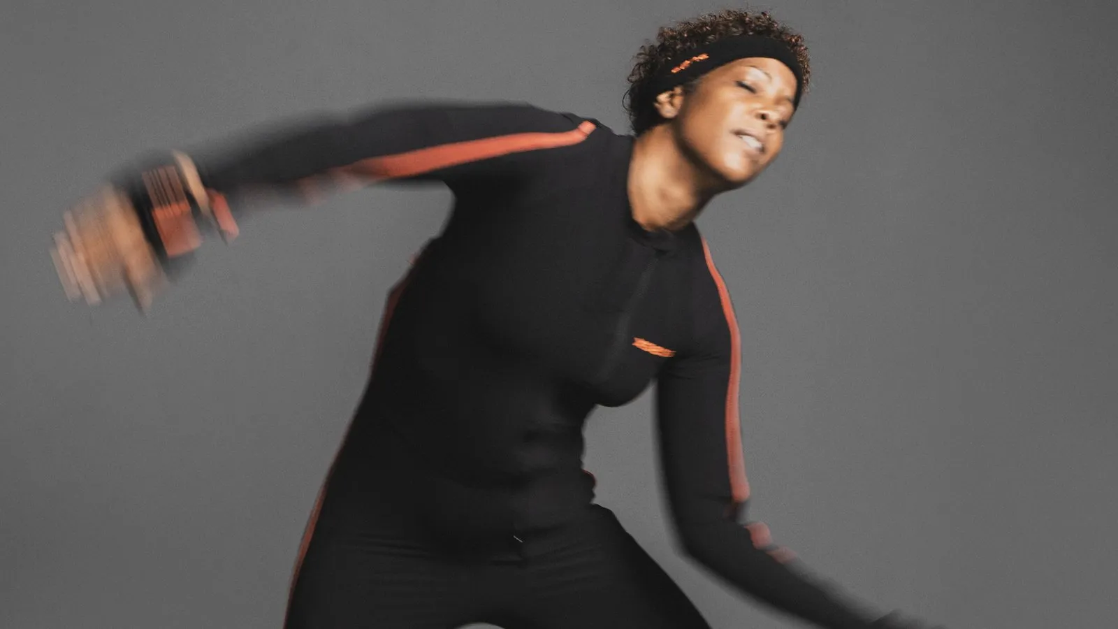 Danseuse en combinaison de motion capture, geste en suspension