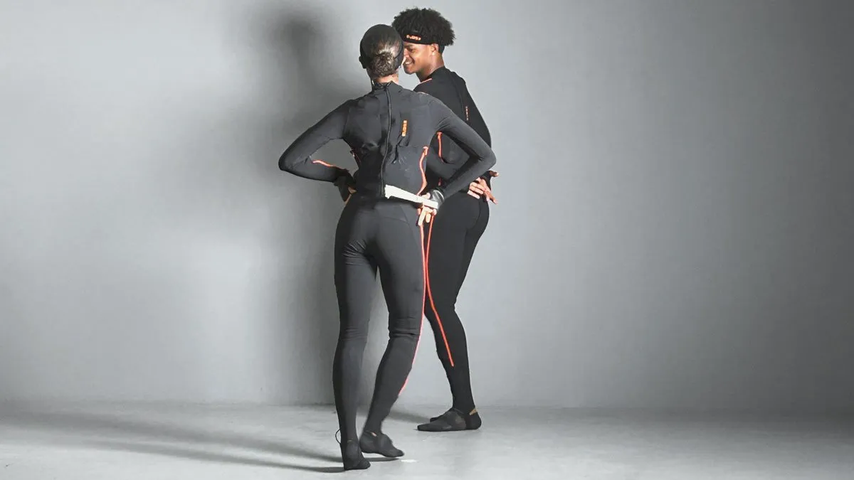 Duo en combinaison de motion capture au studio