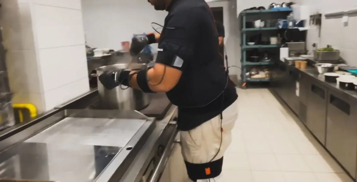 Personne au travail dans une cuisine professionnelle, captation en situation réelle