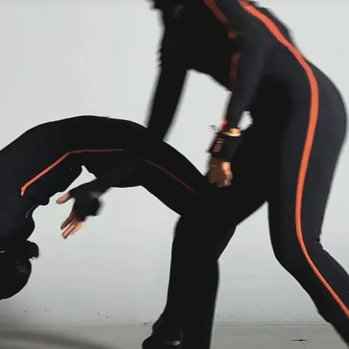 Corps en combinaison de motion capture, cambré en appui au sol